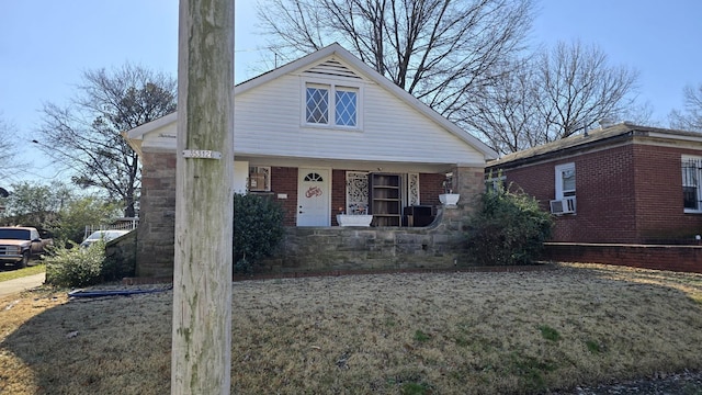 view of front of property featuring cooling unit and a front yard