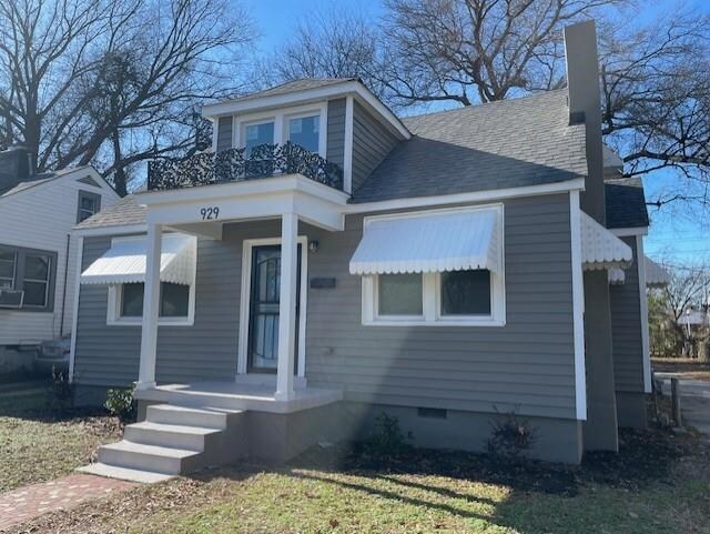 view of front of property featuring a front yard