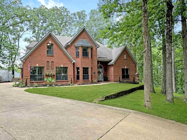 view of front of home featuring a front yard