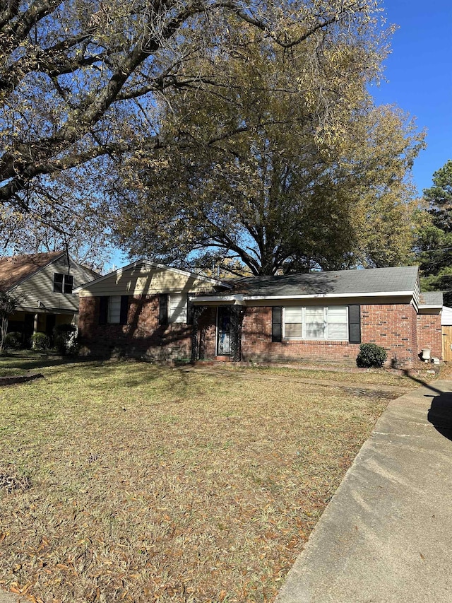 single story home featuring a front lawn