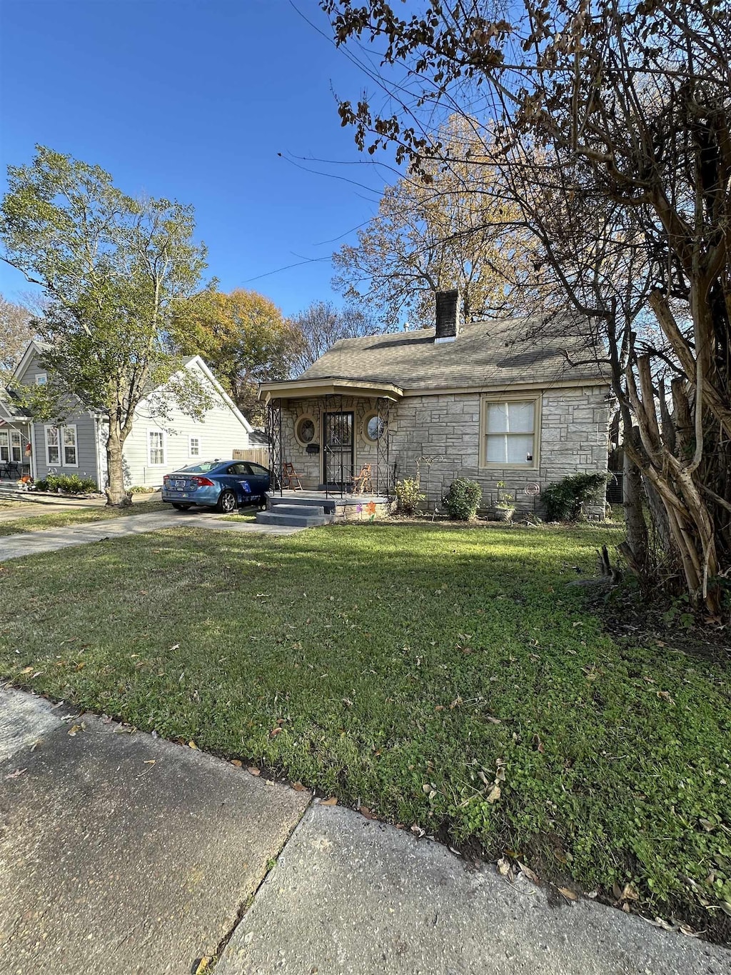 view of front of house with a front yard