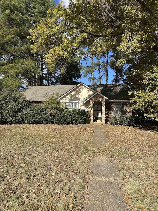 view of front of property with a front yard