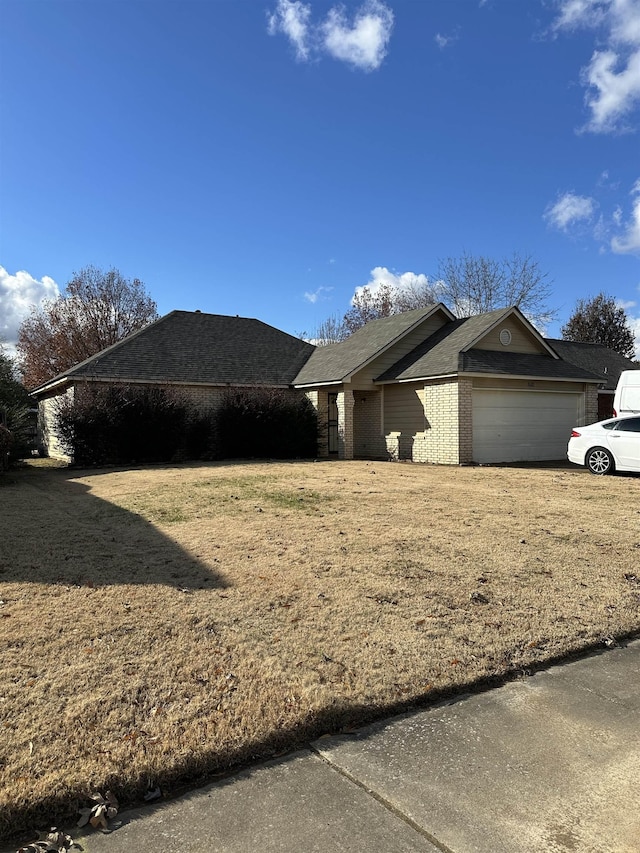 view of front of property featuring a front yard and a garage