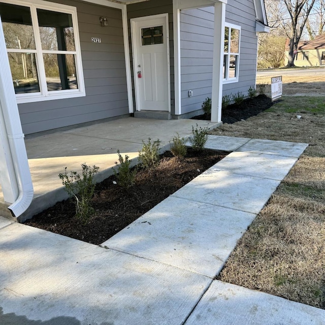 property entrance with covered porch