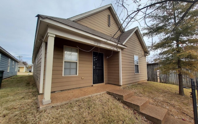 view of front of home featuring a front lawn