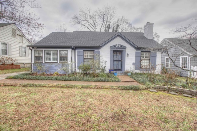 view of front facade with a front yard