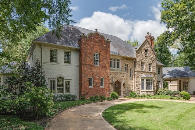 view of front of house featuring a front yard