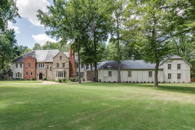 view of front facade with a front yard