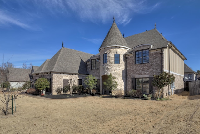 view of front of property with a front yard