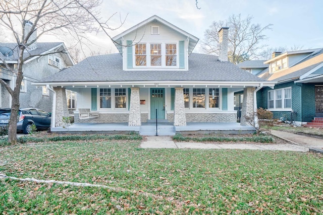 view of front of property featuring a porch and a front yard