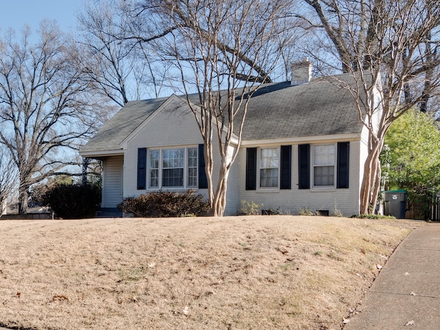 view of front of property featuring a front yard