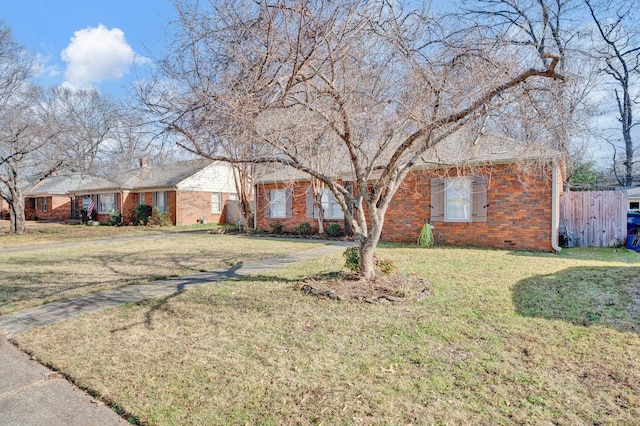 ranch-style home featuring a front lawn