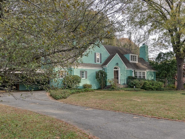 view of front of house featuring a front yard