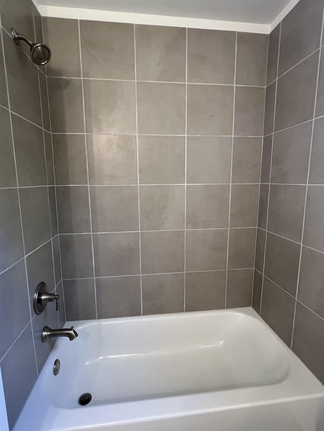 bathroom featuring tiled shower / bath combo