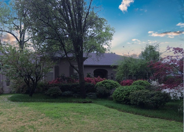 view of front facade featuring a lawn