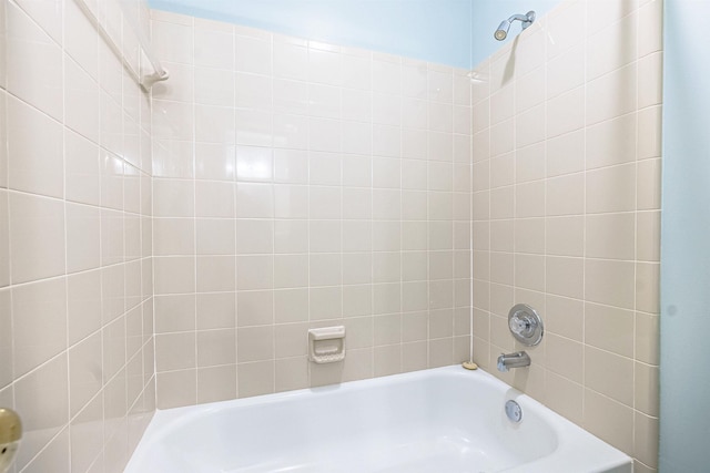 bathroom featuring tiled shower / bath