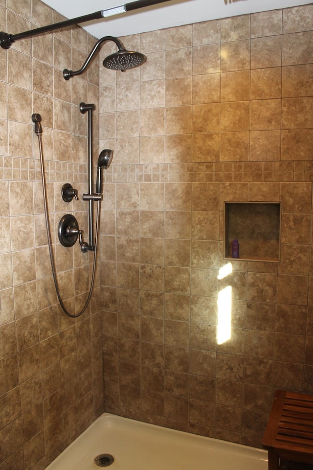 bathroom featuring tiled shower