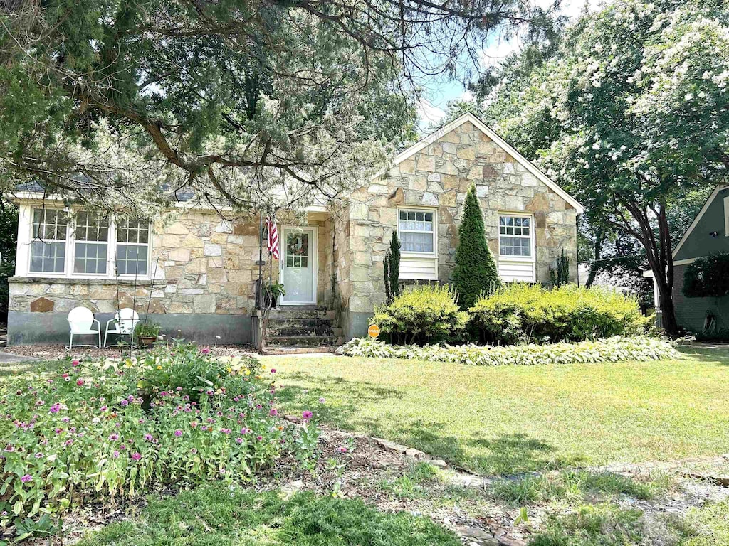 view of front of house with a front lawn