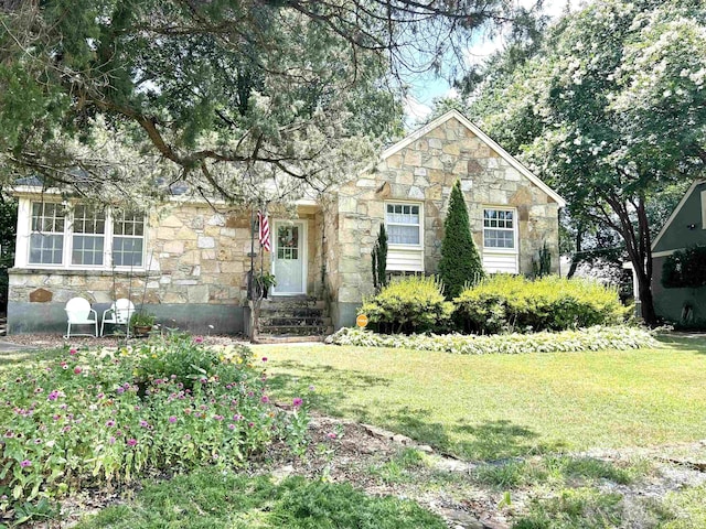 view of front of house with a front lawn