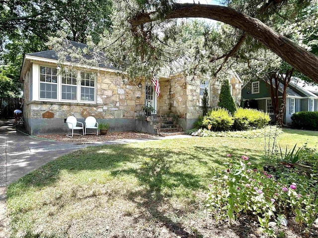 view of front facade featuring a front yard