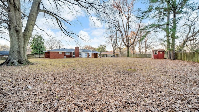 view of yard featuring a storage shed