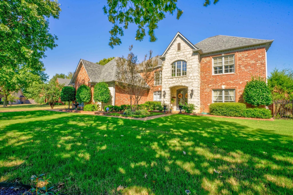 view of front of property with a front lawn