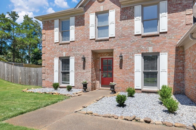 view of front of house featuring a front lawn