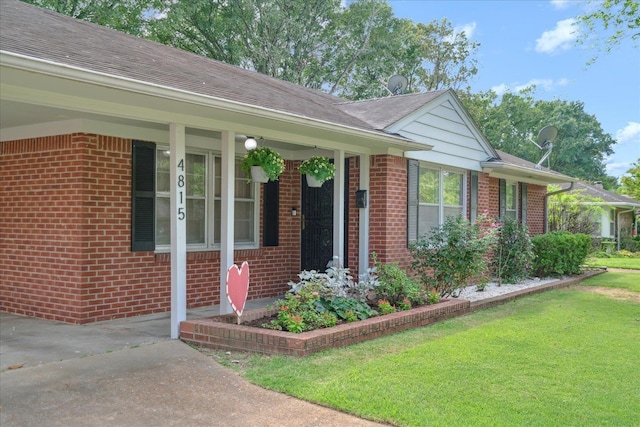 view of front of property featuring a front yard