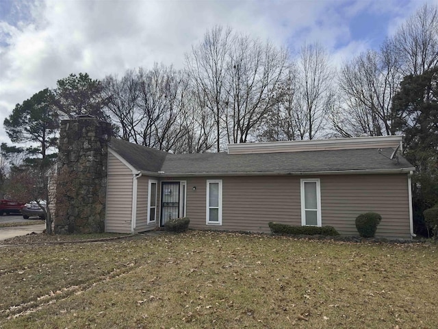 single story home with a front lawn