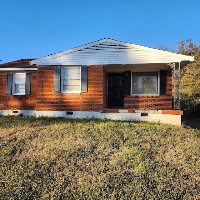 view of front of property with a front lawn