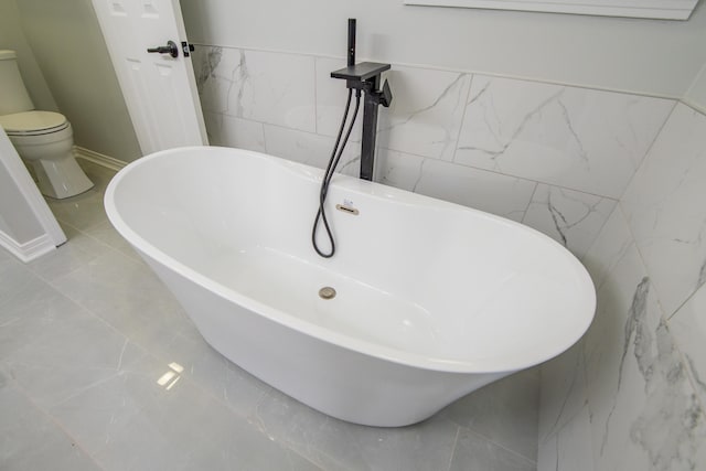 bathroom featuring a bathtub and toilet