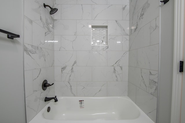 bathroom featuring tiled shower / bath