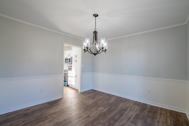 unfurnished room featuring crown molding, dark hardwood / wood-style flooring, and a notable chandelier