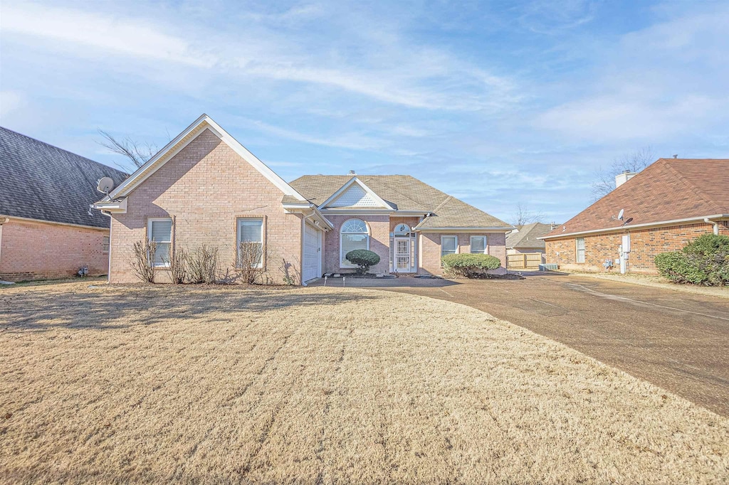 view of front facade featuring a front yard