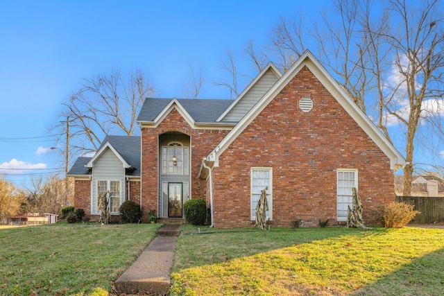 view of front property featuring a front lawn