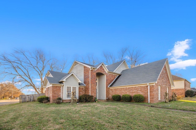 view of front of property featuring a front lawn