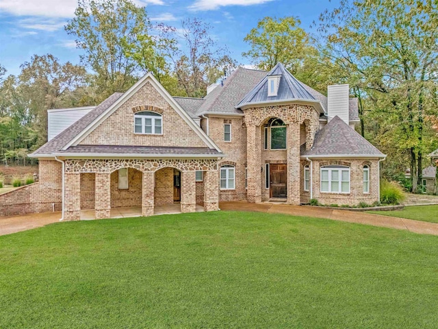 view of front of property with a front lawn