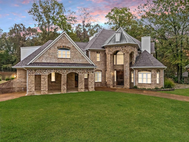 view of front of property featuring a lawn