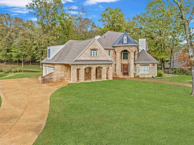 view of front of property featuring a front yard and a garage