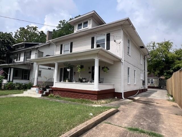 view of front facade with a porch and a front lawn