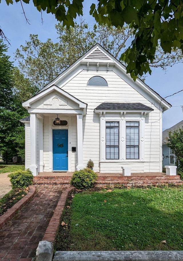 view of front of home featuring a front yard