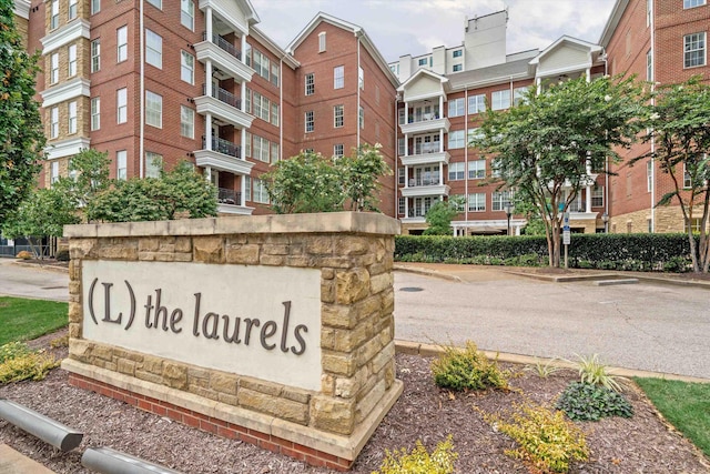 view of community / neighborhood sign