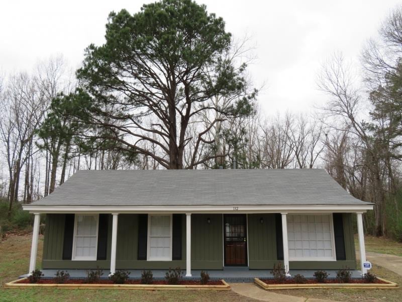 view of front of home with a front lawn