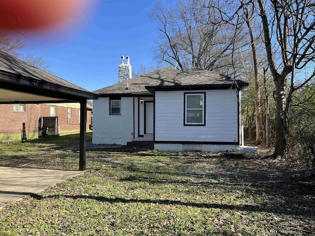 view of front of home with a front lawn and a carport