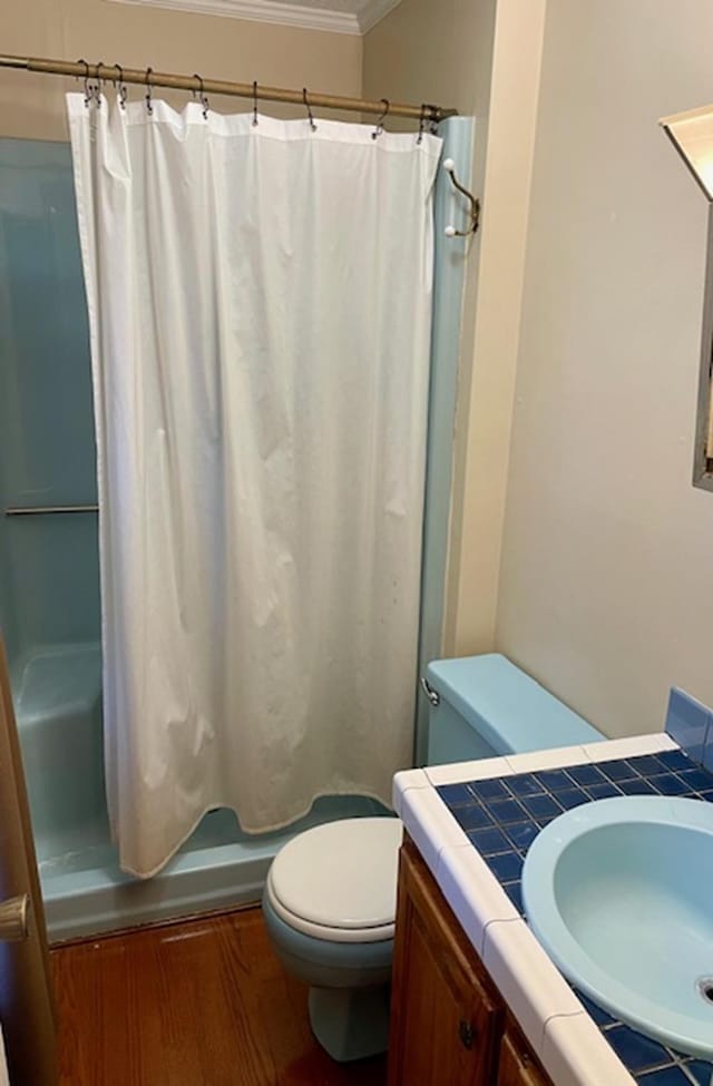 full bathroom featuring crown molding, shower / tub combo with curtain, vanity, and toilet