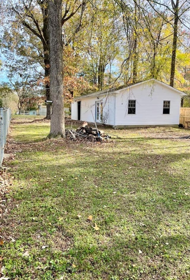 view of yard featuring an outdoor structure