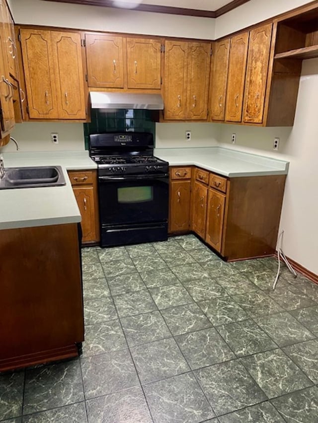 kitchen featuring sink, crown molding, and black range with gas cooktop