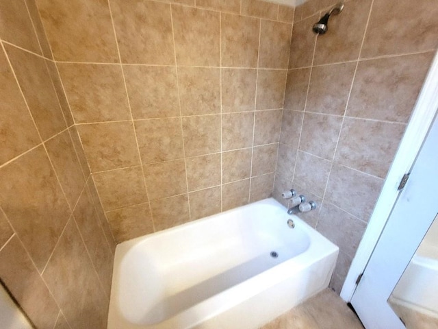 bathroom with tiled shower / bath