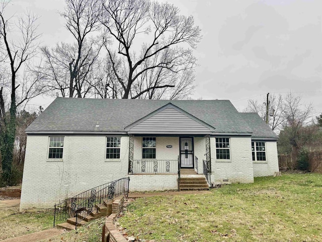 view of front facade with covered porch and a front lawn