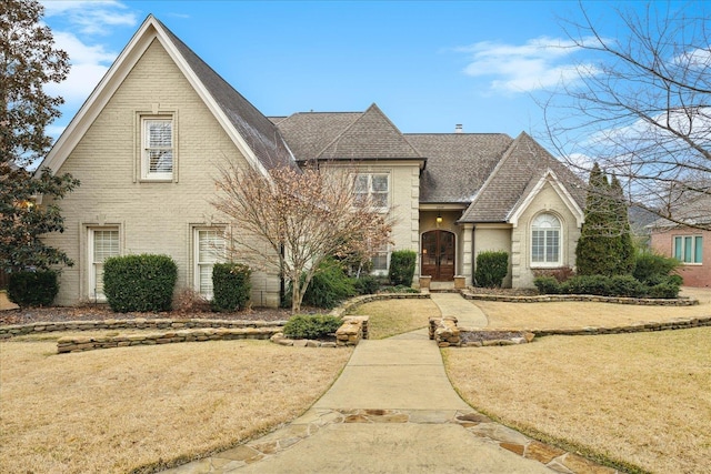 view of front facade featuring a front lawn